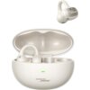 Białe słuchawki douszne z etui ładującym, na którym widnieje napis "SOUND BY BOSE" oraz zielona dioda. Jedna słuchawka jest pokazana osobno, również z napisem "SOUND BY BOSE".