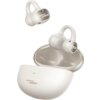 Białe słuchawki douszne z widocznym napisem "SOUND BY BOSE" oraz otwarte etui ładujące z zieloną diodą. Etui również ma napis "SOUND BY BOSE".