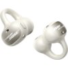 Na zdjęciu znajdują się białe słuchawki douszne z widocznym napisem "SOUND BY BOSE" na ich powierzchni. Słuchawki mają ergonomiczny kształt z zaokrąglonymi elementami i małymi przyciskami.