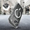 Przezroczyste etui TECH-PROTECT Flexair Hybrid MagSafe do Apple iPhone 17 Pro jest pokazane na tle miejskiej ulicy, z widocznym okrągłym wzorem MagSafe na tylnej części. W lewym górnym rogu znajduje się zbliżenie na aparat telefonu z trzema obiektywami.