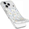 Przezroczyste etui na telefon z kolorowym wzorem kwiatowym w odcieniach niebieskiego, żółtego i zielonego, zaprojektowane dla modelu iPhone. Etui posiada wycięcia na przyciski i porty oraz jest kompatybilne z technologią MagSafe.