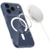 Przezroczysto-brokatowe etui na telefon z trzema dużymi otworami na aparaty oraz mniejszymi na inne elementy, z widocznym symbolem MagSafe i logo w kształcie jabłka. Obok znajduje się okrągły, biały dysk ładowarki MagSafe z kablem.
