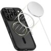 Czarne matowe etui na telefon z trzema widocznymi obiektywami aparatu i okrągłym wzorem na środku, obok znajduje się okrągła, biała ładowarka MagSafe z kablem.