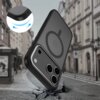 Czarno-szare etui TECH-PROTECT MagEdge MagSafe do Apple iPhone 17 Pro unosi się nad brukowaną ulicą z pęknięciem, z widocznym okrągłym wzorem na tylnej części. W lewym górnym rogu znajduje się powiększenie narożnika etui, pokazujące jego elastyczność.