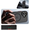 Czarne matowe etui na telefon z widocznym logo w kształcie jabłka oraz okrągłym wzorem MagSafe, trzymane w dłoni. Na zdjęciu widoczne są także trzy etui z różnokolorowymi przyciskami bocznymi: czerwonymi, zielonymi i pomarańczowymi.