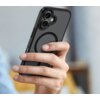 Na zdjęciu widoczne jest czarne, matowe etui na telefon z okrągłym wzorem, trzymane w dłoni. Etui ma wycięcia na dwa obiektywy aparatu i lampę błyskową.