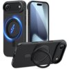 Czarne matowe etui TECH-PROTECT MagRing MagSafe do Apple iPhone Air jest przedstawione w trzech ujęciach, ukazując przód, tył oraz bok z widocznymi przyciskami. Na tylnej części etui znajduje się okrągły element z niebieskim podświetleniem i symbolem błys