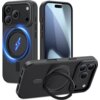 Na zdjęciu widoczne jest czarne, matowe etui TECH-PROTECT MagRing MagSafe do Apple iPhone 17 Pro Max, z trzema aparatami i okrągłym wzorem z błyskawicą na tylnej części. Etui posiada wycięcia na przyciski i porty oraz pierścień MagSafe.