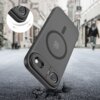 Czarne matowe etui TECH-PROTECT MagStand MagSafe do Apple iPhone Air jest przedstawione na tle miejskiej ulicy, z widocznym okrągłym wzorem na tylnej części. W lewym górnym rogu znajduje się zbliżenie na aparat telefonu, pokazujące szczegóły konstrukcji e