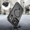 Czarne matowe etui TECH-PROTECT Magstand MagSafe do Apple iPhone 17 Pro jest przedstawione na tle miejskiej ulicy, z widocznym okrągłym wzorem na środku. W lewym górnym rogu znajduje się powiększenie ukazujące szczegóły aparatu, a na boku etui widoczny je