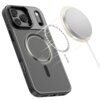 Czarne matowe etui na telefon z widocznym okrągłym wycięciem na MagSafe oraz trzema obiektywami aparatu. Obok etui znajduje się okrągły, srebrny magnes MagSafe z kablem.