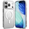 Przezroczyste etui na telefon z trzema dużymi otworami na aparaty oraz widocznym logo w kształcie jabłka i białym okręgiem MagSafe. Obok etui znajduje się telefon z wyświetlaczem pokazującym abstrakcyjną grafikę w odcieniach niebieskiego i zielonego.