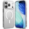 Przezroczyste etui na telefon z widocznym okrągłym wzorem MagSafe oraz trzema dużymi otworami na aparaty. Obok etui znajduje się telefon z wyświetlaczem pokazującym abstrakcyjne, niebiesko-zielone wzory.