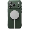 Ciemnozielone etui na telefon z trzema dużymi obiektywami aparatu i okrągłym, srebrnym elementem magnetycznym na środku. Etui ma teksturowaną powierzchnię i jest przeznaczone do urządzeń z funkcją MagSafe.