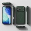 Ciemnozielone etui na telefon z trzema dużymi otworami na aparaty oraz okrągłym wzorem na tylnej części, widoczne z różnych perspektyw. Obok etui znajduje się telefon z wyświetlaczem pokazującym abstrakcyjną grafikę w odcieniach niebieskiego i zielonego.
