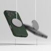 Ciemnozielone etui na telefon z trzema widocznymi obiektywami aparatu, do którego przymocowany jest okrągły, srebrny element magnetyczny z białym kablem. Obok etui znajduje się drugi, podobny element w ruchu, na jasnym tle.