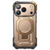 Złote etui ochronne z wyraźnym pierścieniem MagSafe, zaprojektowane dla iPhone 17 Pro, posiada solidną konstrukcję z czarnymi akcentami na rogach. Widoczne są trzy otwory na aparaty oraz dodatkowe otwory na lampę błyskową i mikrofon.