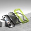 Na zdjęciu widoczne są trzy elementy: smartfon z wyświetlonym interfejsem aplikacji, przezroczyste szkło prywatyzujące z napisem "RINGKE EASY SLIDE, GUIDING THE PERFECT FIT" oraz zielona ramka montażowa. Szkło prywatyzujące ma dodatkowy tekst i kod QR na 