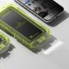 Na zdjęciu widoczne jest opakowanie szkła prywatyzującego RINGKE Easy Slide do Apple iPhone 17 Pro Max, w kolorze zielonym, z tekstem "RINGKE EASY SLIDE PRIVACY TEMPERED GLASS" oraz instrukcją instalacji. Obok znajduje się smartfon z wyświetlonym interfej