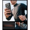 Na zdjęciu widoczne jest czarne etui na telefon z trzema aparatami, trzymane w dłoni osoby ubranej w ciemną odzież sportową. W dolnej części zdjęcia pokazano zbliżenie na teksturę etui oraz moment wkładania telefonu do kieszeni dżinsów.