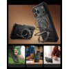 Na zdjęciu widoczne jest czarne etui SUPCASE UB Grip Pro Mag MagSafe do Apple iPhone 17 Pro, prezentowane w różnych ujęciach, w tym z funkcją stojaka i uchwytu. W tle znajdują się różne sceny użytkowania, takie jak trzymanie kubka, pisanie oraz oglądanie 