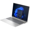 Na zdjęciu widoczny jest srebrny laptop z otwartym ekranem, na którym wyświetlany jest interfejs systemu Windows 11 z menu Start. Klawiatura jest pełnowymiarowa, a obudowa ma gładkie wykończenie.