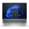 Na zdjęciu widoczny jest laptop z otwartym ekranem, na którym wyświetlony jest interfejs systemu Windows 11 z menu Start. Klawiatura jest pełnowymiarowa, a na obudowie znajduje się logo HP.