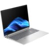 Srebrny laptop z otwartym ekranem, na którym widoczna jest niebieska, abstrakcyjna grafika. Klawiatura jest pełnowymiarowa, a na obudowie znajduje się logo HP.