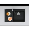 Czarny matowy zlewozmywak jednokomorowy z ociekaczem marki Franke, model Centro CNG 611-78 TL 114.0633.138, o wymiarach 50x78 cm, z widocznym logo "FRANKE". Na ociekaczu znajdują się talerze z bułką, śmietaną i plastrami łososia oraz nóż.