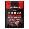Czarna paczka z czerwonymi akcentami zawiera suszoną wołowinę, na której widnieje logo "Jack Link's" oraz napisy: "Beef Jerky Original", "100% Beef", "High Protein". Na dole opakowania znajdują się kawałki suszonej wołowiny oraz ziarenka pieprzu.