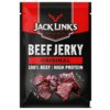 Czarna paczka z czerwonymi i białymi napisami: "JACK LINK'S PROTEIN SNACKS", "BEEF JERKY ORIGINAL", "100% BEEF | HIGH PROTEIN". Na dole widoczne kawałki suszonej wołowiny oraz ziarenka pieprzu.