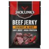 Czarna paczka z czerwonymi i białymi napisami, na której widnieje tekst: "JACK LINK'S PROTEIN SNACKS, BEEF JERKY, SWEET & HOT, 100% BEEF | HIGH PROTEIN". Na dole opakowania znajduje się zdjęcie kawałków suszonej wołowiny i czerwonej papryczki chili.