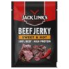 Czarna i czerwona paczka z suszoną wołowiną, na której widnieje napis: "JACK LINK'S PROTEIN SNACKS BEEF JERKY SWEET & HOT 100% BEEF | HIGH PROTEIN". Na dole opakowania znajdują się kawałki wołowiny i papryczka chili.