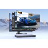 Na zdjęciu widoczny jest przełącznik KVM UGREEN AK701 z kilkoma portami USB i HDMI, przed trzema monitorami wyświetlającymi obraz samochodu wyścigowego z oznaczeniami "8K60Hz" i "4K60Hz". W tle znajduje się zimowy krajobraz z ośnieżonymi górami.