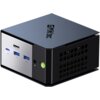 Czarny, kompaktowy komputer z logo "GMKtec" na górnej powierzchni, posiadający z przodu porty USB, port Oculink oraz przycisk zasilania z zieloną ikoną. Bok urządzenia ma kratkę wentylacyjną.