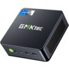 Czarny komputer z logo "GMKtec" na górnej powierzchni, z widocznym przyciskiem zasilania, dwoma portami USB i jednym portem USB-C z przodu. Na górze znajduje się naklejka z napisem "Intel Core i7".