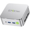 Srebrny komputer mini PC z logo "GMKtec" na górze obudowy, posiadający dwa porty USB, gniazdo audio oraz przycisk zasilania z zieloną ikoną. Na boku widoczne są dodatkowe porty wentylacyjne.