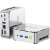 Srebrny komputer mini PC z logo "GMKtec" na obudowie, posiadający różne porty, w tym USB, HDMI i Ethernet. Na przednim panelu widoczne są dwa niebieskie porty USB oraz przycisk zasilania z zielonym symbolem.