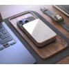Na zdjęciu znajduje się powerbank z napisem "FIXED" umieszczony na drewnianej podstawce obok smartfona, laptopa, zegarka i notesu. Zegarek pokazuje godzinę 10:09.