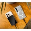 Na drewnianym blacie leżą dwa smartfony z przezroczystymi etui, do których podłączone są kable. Na jednym z telefonów znajduje się czarny powerbank z napisem "FIXED".