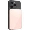 Na zdjęciu widoczny jest różowy powerbank przymocowany do tylnej części ciemnego smartfona z trzema obiektywami aparatu. Na powierzchni powerbanka znajduje się logo "FIXED".