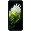 Smartfon z wyświetlaczem przedstawiającym zielono-białe pióra ułożone w kształt przypominający skrzydło. Obudowa urządzenia jest ciemna, a ekran zajmuje większość jego powierzchni.