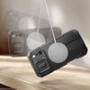 Czarne etui TECH-PROTECT Kevlar MagSafe do Apple iPhone 17 Pro Max jest pokazane w dynamicznym ujęciu, z widocznym okrągłym elementem MagSafe na tylnej części. Etui leży na drewnianej powierzchni, a w tle widać jego rozmyte kontury, sugerujące ruch.