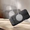 Czarne etui TECH-PROTECT Kevlar MagSafe do Apple iPhone Air jest pokazane w dynamicznej prezentacji z ładowarką MagSafe przymocowaną z tyłu. Na etui widoczne jest logo "TECH PROTECT".