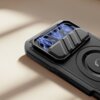 Czarne etui na telefon z widocznym wzorem przypominającym błyskawice w obszarze aparatu oraz okrągłym wycięciem na środku tylnej części. Etui ma teksturowane boki i geometryczne detale na powierzchni.