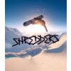 Na zdjęciu widać osobę wykonującą skok na snowboardzie na tle ośnieżonych gór, z napisem "SHREDDERS" umieszczonym na pierwszym planie. Słońce znajduje się nisko nad horyzontem, tworząc efektowne oświetlenie.