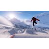Na zdjęciu widać osobę na snowboardzie wykonującą skok na śnieżnym stoku z rampami, w tle rozciąga się górski krajobraz z ośnieżonymi szczytami i drzewami. Na śniegu widoczne są czerwone siatki zabezpieczające oraz logo "Shredders".