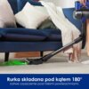Odkurzacz z niebieskimi elementami jest używany do czyszczenia dywanu pod niebieską sofą, a jego rura jest złożona pod kątem 180 stopni. Na dole zdjęcia znajduje się tekst: "Rurka składana pod kątem 180°. Łatwe czyszczenie pod niskimi powierzchniami."