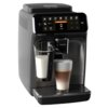 Czarny ekspres do kawy z wyświetlaczem dotykowym, na którym widoczne są ikony różnych rodzajów kaw, w tym "Latte Macchiato" oraz napis "Enjoy!". Obok ekspresu znajduje się szklanka z kawą o trzech warstwach, a pojemnik na mleko jest częściowo wypełniony.