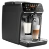 Czarny ekspres do kawy z wyświetlaczem dotykowym, na którym widoczne są ikony różnych rodzajów kaw, w tym "Latte Macchiato" oraz napis "Enjoy!". Na ekspresie znajduje się logo "PHILIPS", a pod dyszami umieszczone są dwa naczynia: jedno z mlekiem, drugie z